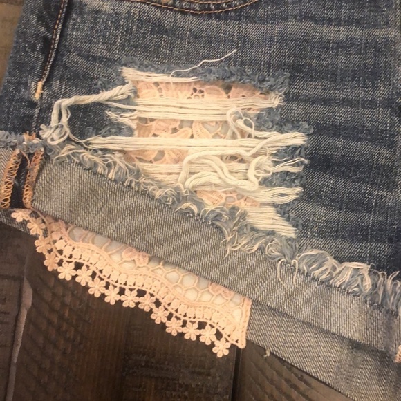 NEW AEO Distressed High Rise Embroidered Festival 100% Cotton Size 2 Jean Shorts - Picture 6 of 16